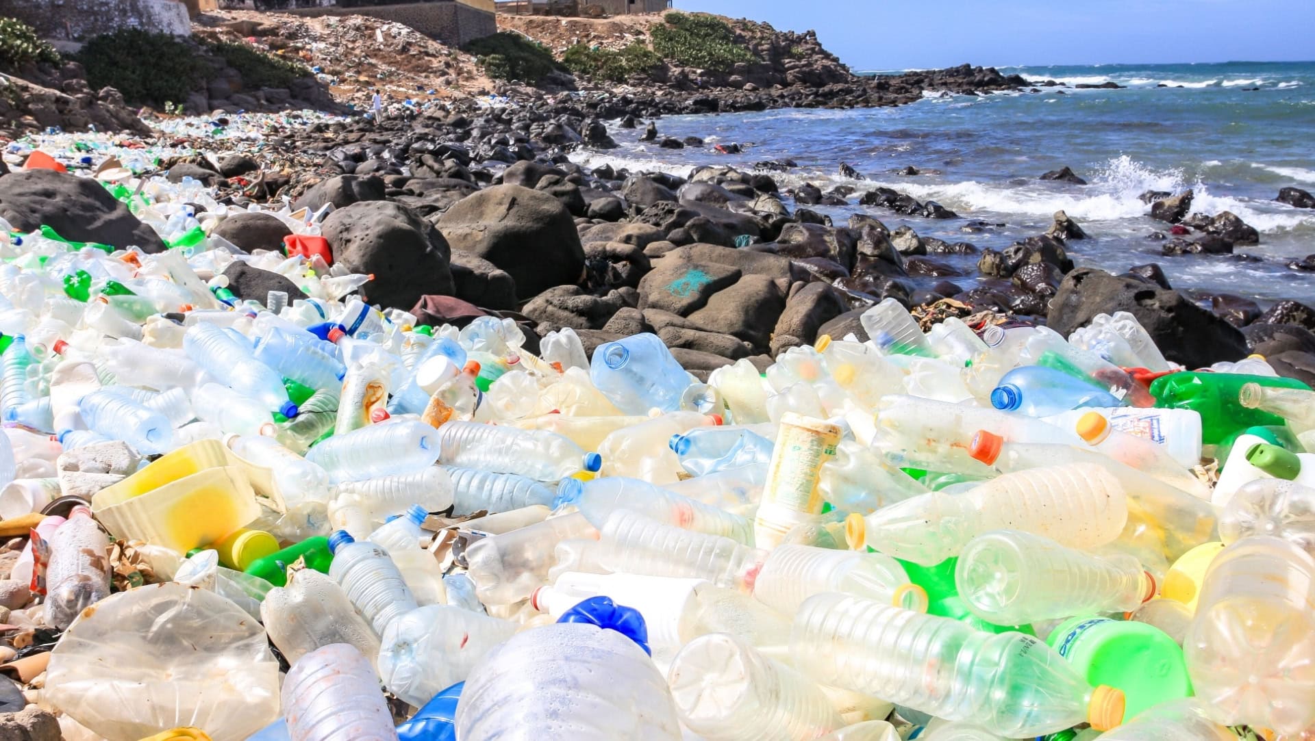 Image by Arnaud Mercadier (glass-vs-plastic)