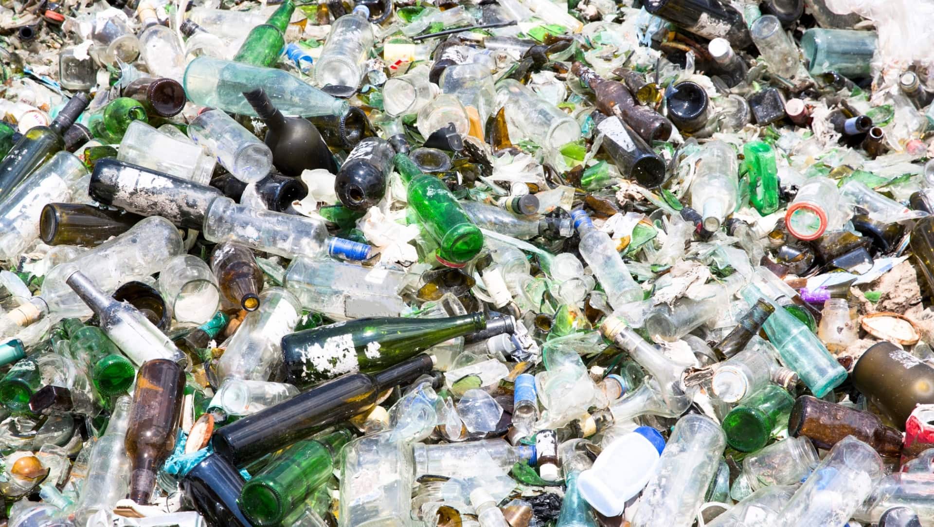 Image by Cylonphoto (glass-vs-plastic)