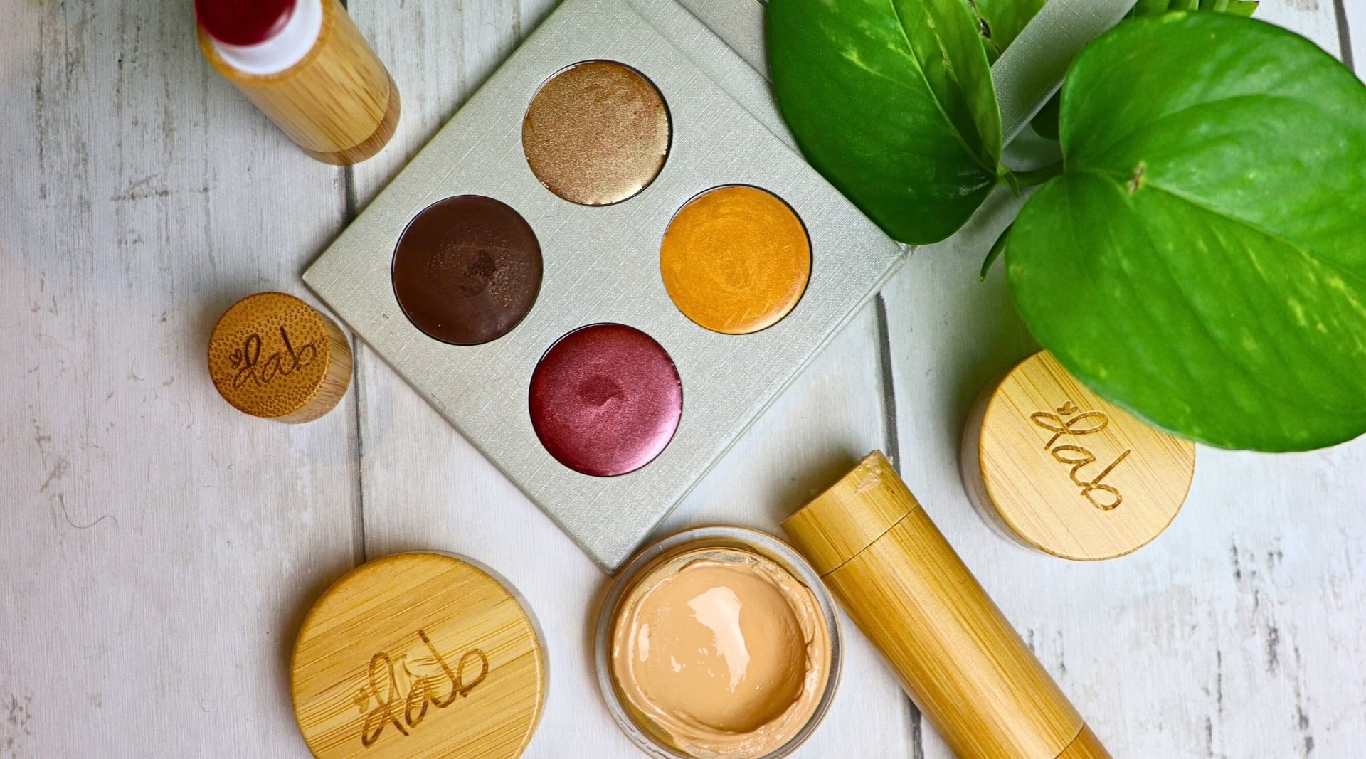 Image by Sustainable Jungle (Dab Herb Makeup) (Zero Waste Makeup 2024)