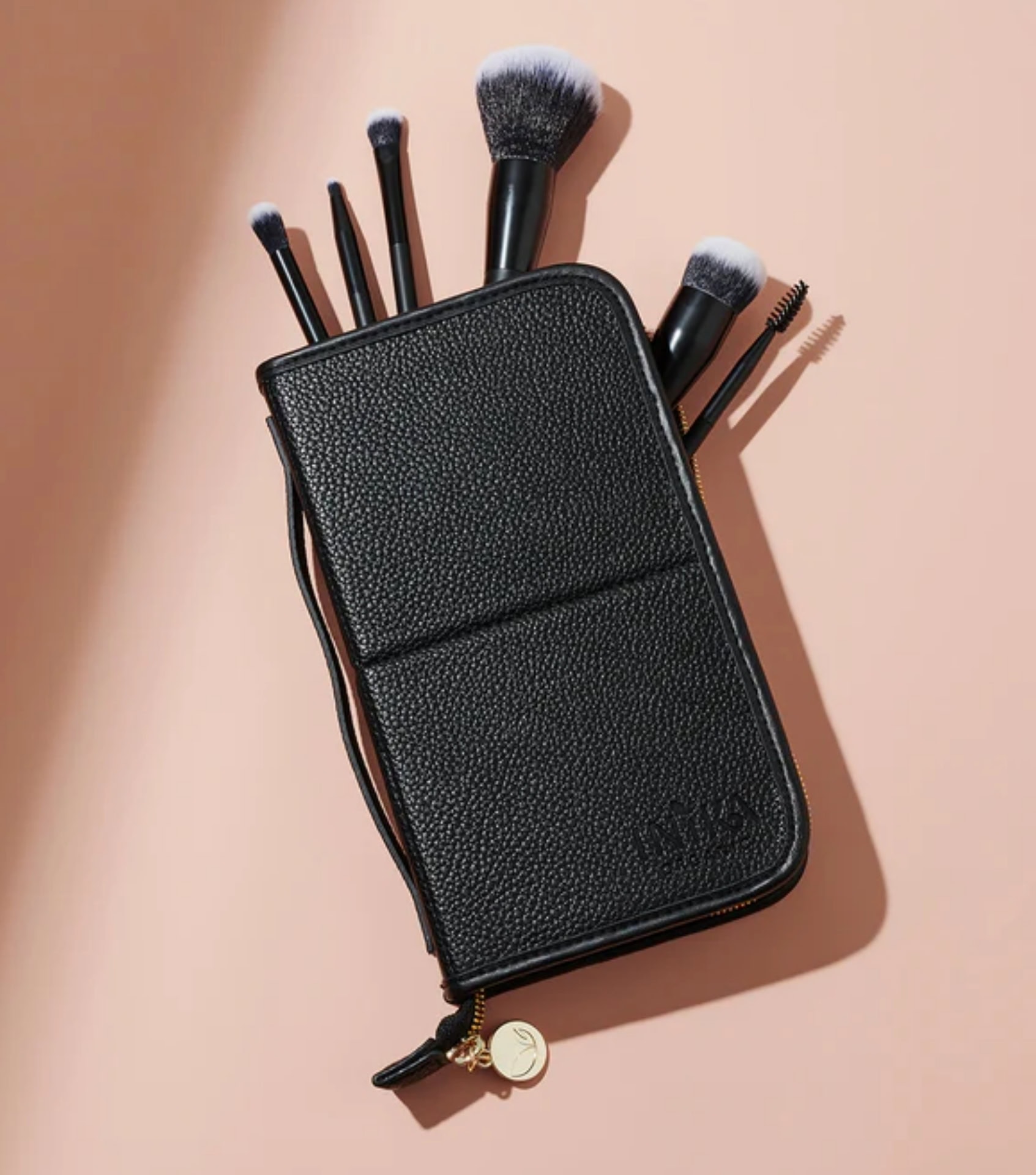 Image by Inika Organic (vegan-makeup-brushes)