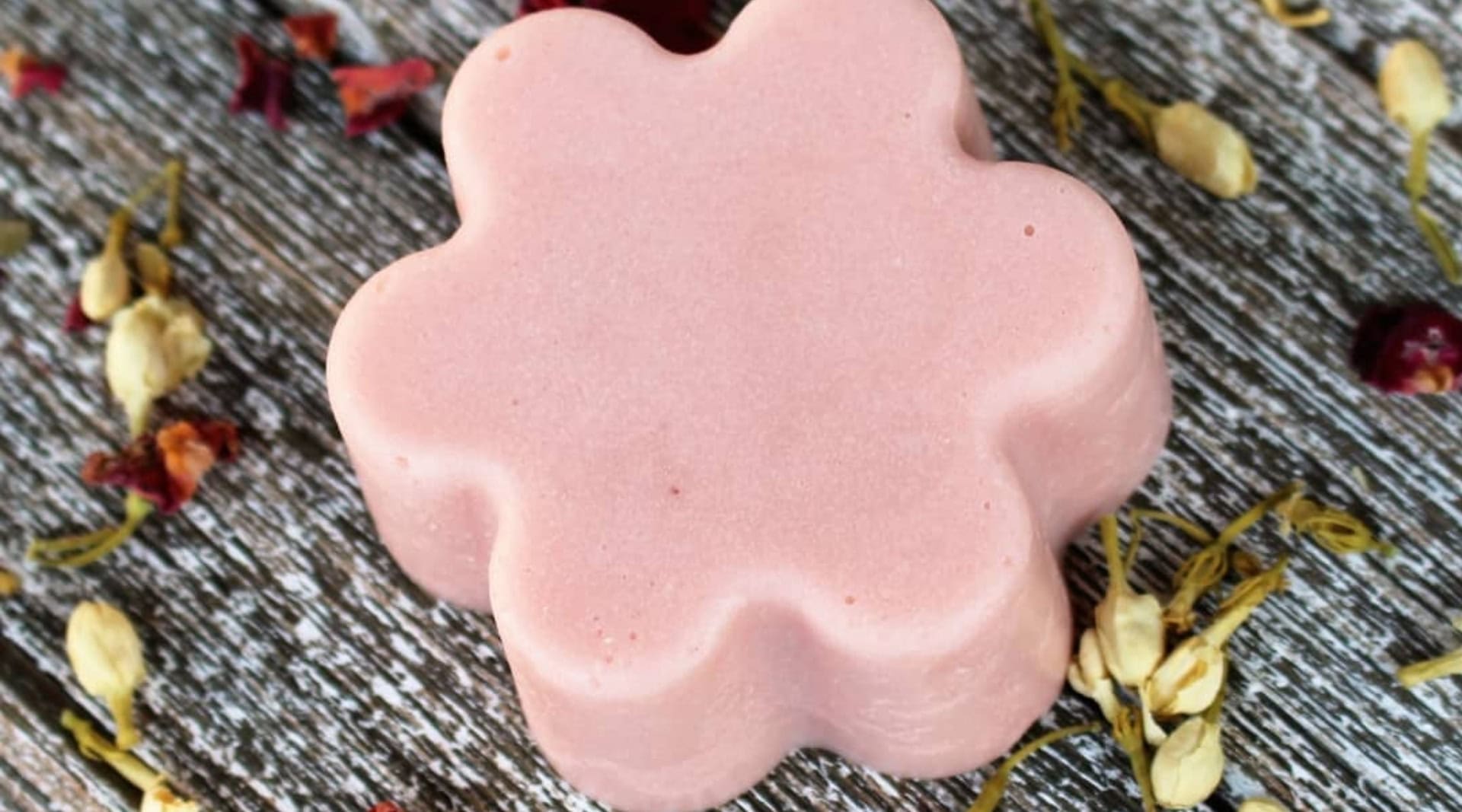 Image by NaturisticBath (plastic-free-shampoo-conditioner)