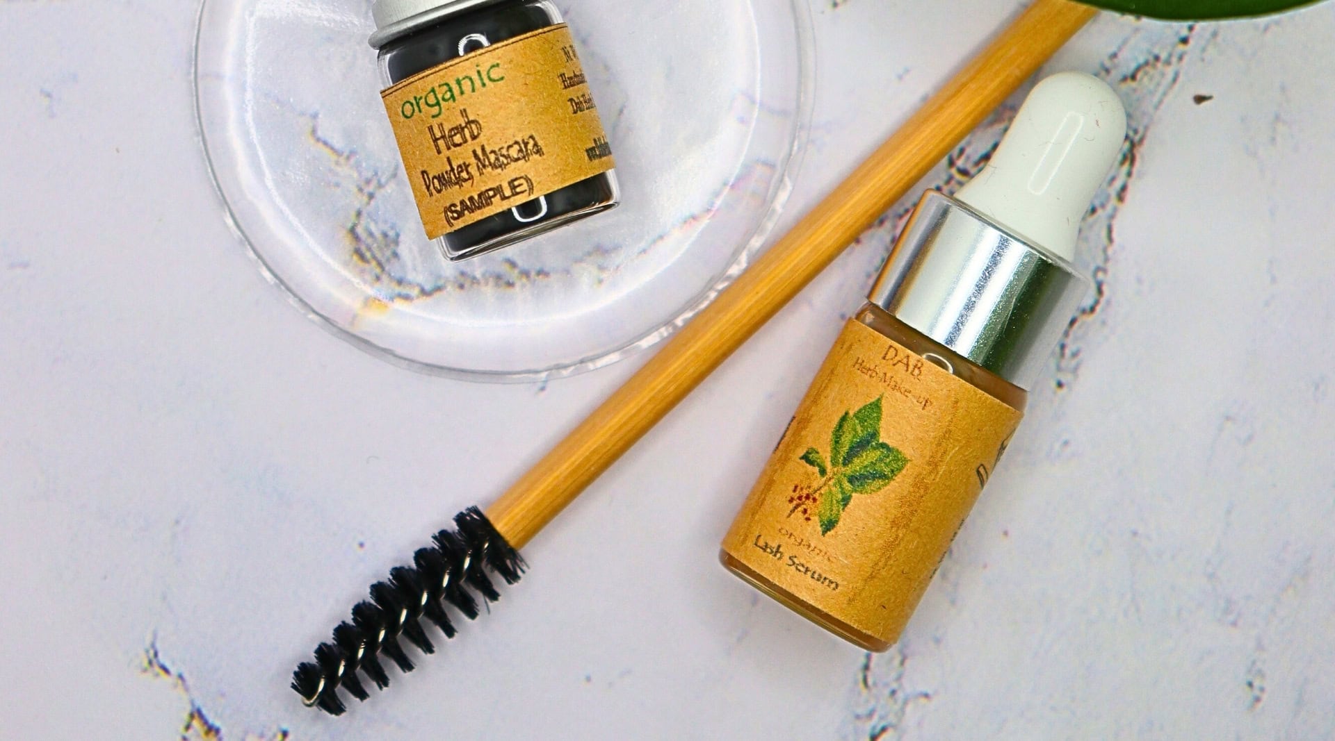 Image by Sustainable Jungle (Dab Herb Make-up) (zero-waste-mascara)