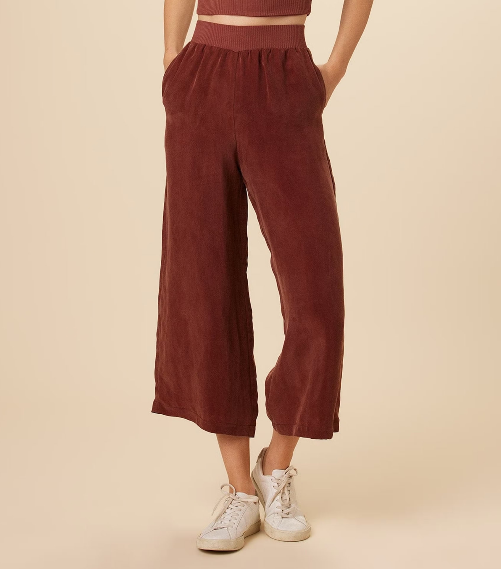 Image by Amour Vert (sustainable-sweatpants) (2)