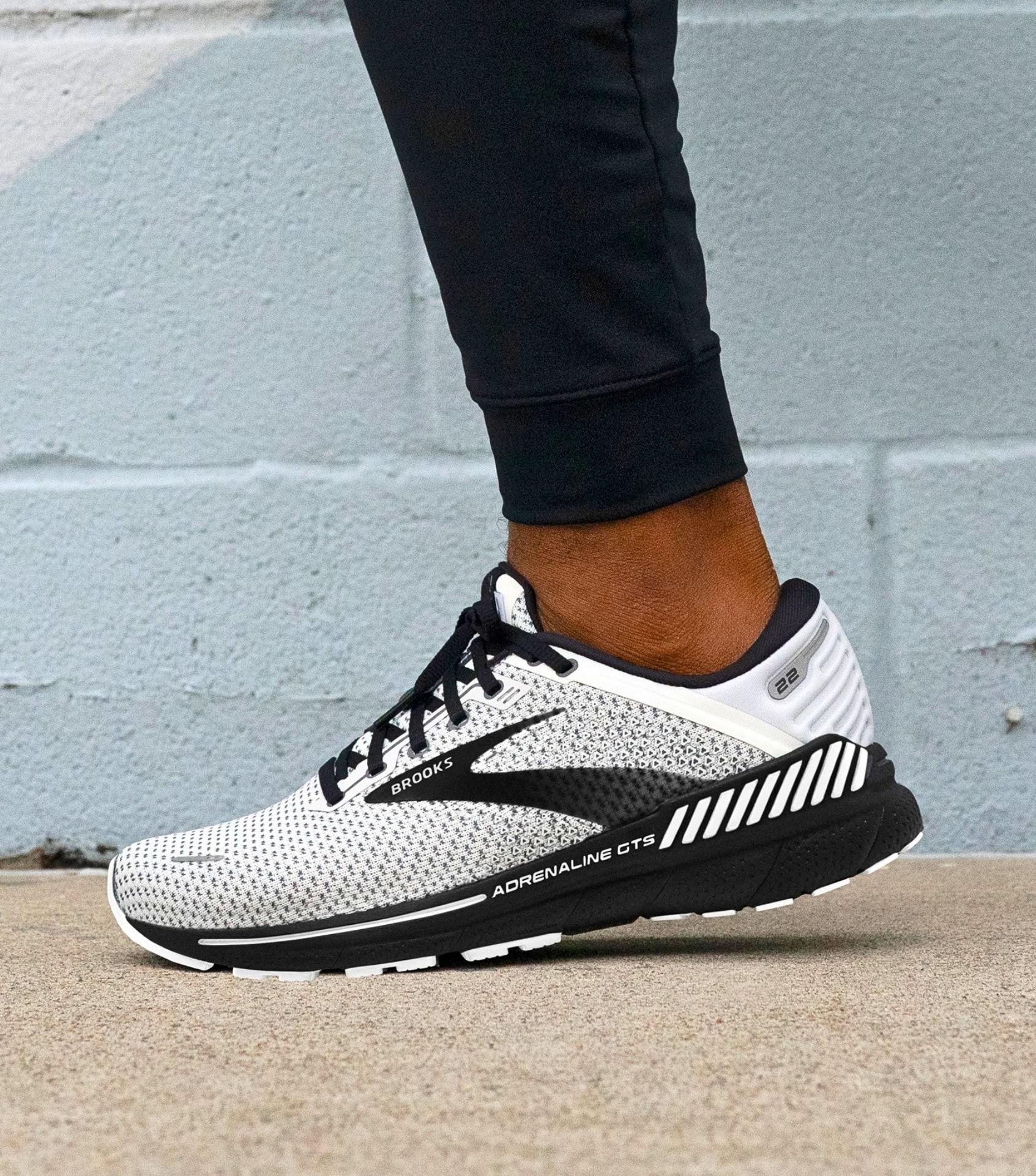 Image by Brooks (sustainable-running-shoes) (2)