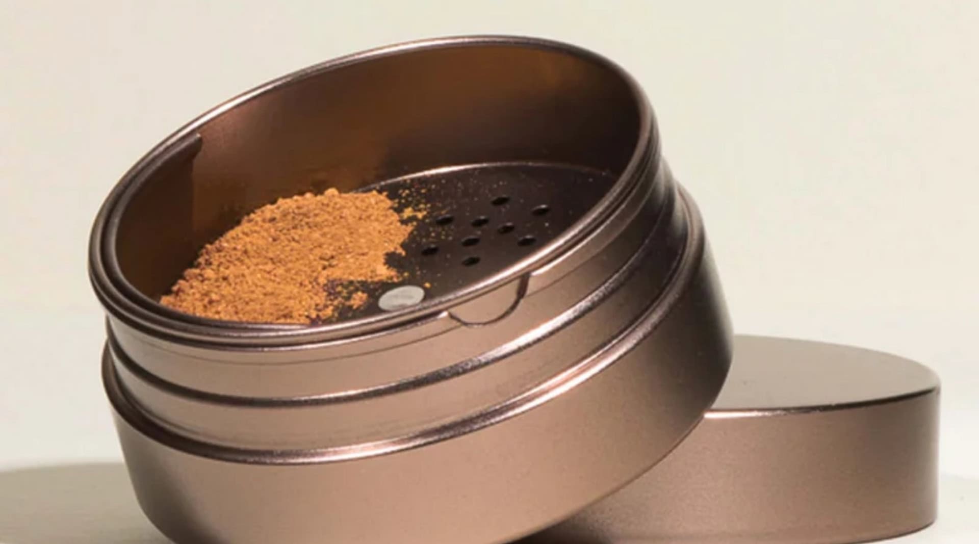 Image by Elate Cosmetics (refillable-beauty-products)