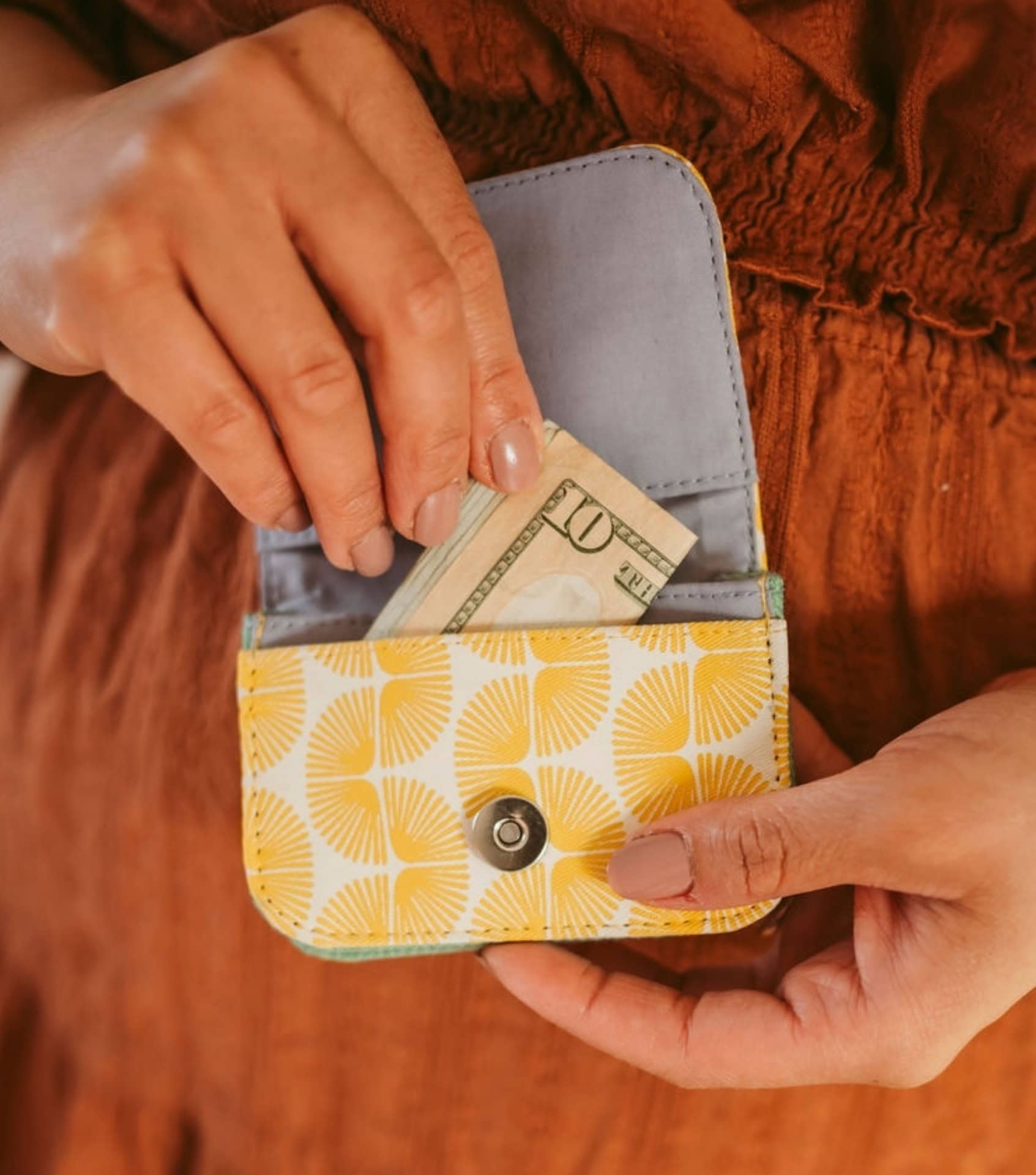 Image by Malia Designs (vegan-wallets) (2)